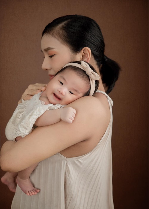 Phạm Lịch sinh con hồi tháng 6 nhưng mãi mới đây mới chia sẻ chuyện sinh nở.