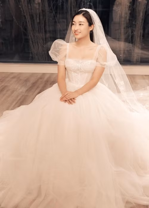 Tin đồn Hoa hậu Mỹ Linh được cầu hôn, sắp cưới khiến dư luận xôn xao. Ảnh: Tiền Phong