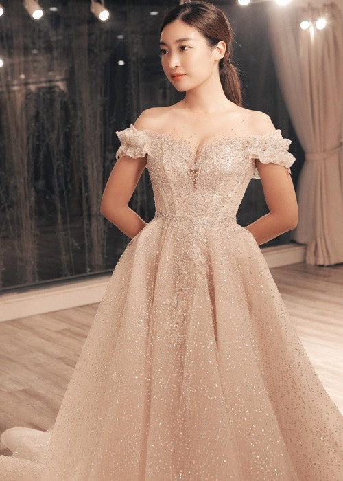 Đỗ Mỹ Linh không ít lần mặc váy cô dâu với vai trò người mẫu. Ảnh: Tiền Phong