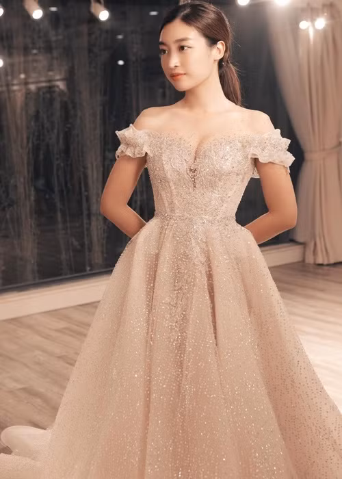 Đỗ Mỹ Linh không ít lần mặc váy cô dâu với vai trò người mẫu. Ảnh: Tiền Phong