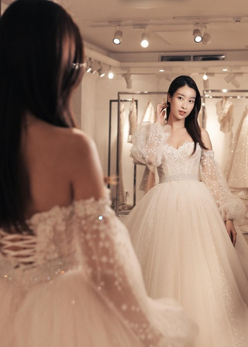Nàng hoa hậu thử váy cưới khi là một trong những nàng thơ của NTK Phương Linh. Ảnh: Tiền Phong