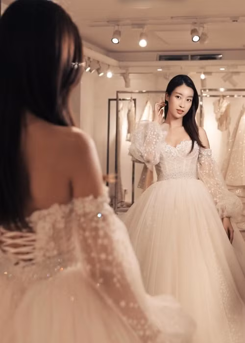 Nàng hoa hậu thử váy cưới khi là một trong những nàng thơ của NTK Phương Linh. Ảnh: Tiền Phong