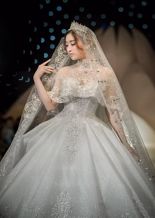 Năm 2019, nàng hoa hậu diện váy cưới đính viên kim cương trị giá 1 triệu USD trong buổi mở màn "Tuần lễ Thời trang - Sắc đẹp Quốc tế Việt Nam – Vietnam International Beauty &amp; Fashion Week. Ảnh: VTC