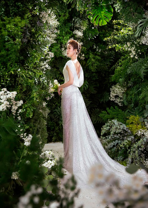 Mỹ Linh không chỉ hóa cô dâu trong các bộ ảnh mà còn mặc váy cưới sải bước trên sàn catwalk. Ảnh: Vietnamnet