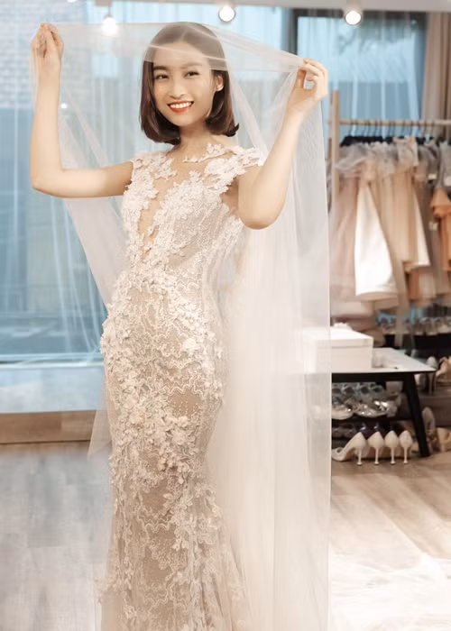 "Chưa lấy chồng đã mặc váy cưới", Mỹ Linh khoe nhan sắc xinh đẹp. Ảnh: Khám phá