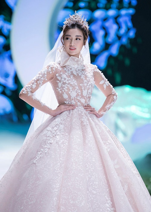 Mỹ Linh mặc váy cưới lộng lẫy làm vedette trong một show diễn năm 2018. Ảnh: Khám phá