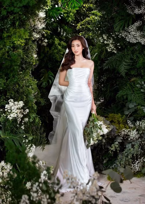 Váy cưới ôm sát tôn hình thể gợi cảm của nàng hoa hậu. Ảnh: Vietnamnet