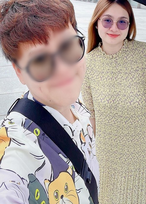 Trên trang cá nhân, Thiện Nhân và người yêu hơn 15 tuổi liên tục khoe ảnh hẹn hò ở nước ngoài.