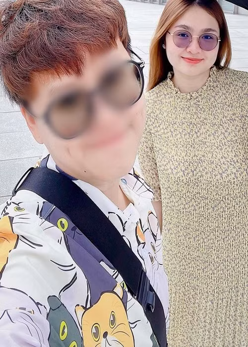 Trên trang cá nhân, Thiện Nhân và người yêu hơn 15 tuổi liên tục khoe ảnh hẹn hò ở nước ngoài.