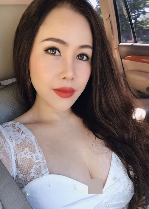 Nữ diễn viên chuộng mặc trang phục xẻ ngực sâu.