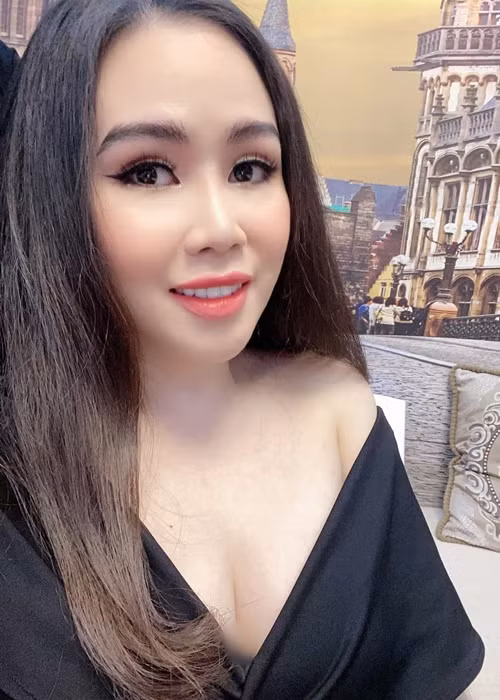 Vòng một của Trương Phương căng đầy, hút mọi ánh nhìn.