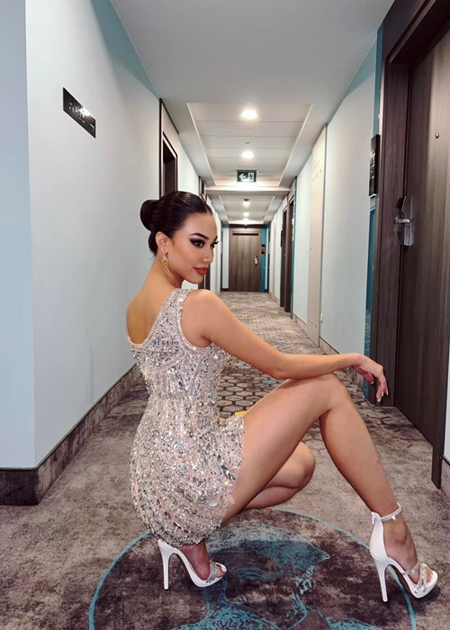 Ngoài cách chọn trang phục, Kim Duyên còn thể hiện phần tạo dáng để đường cong hình thể hút mắt hơn.