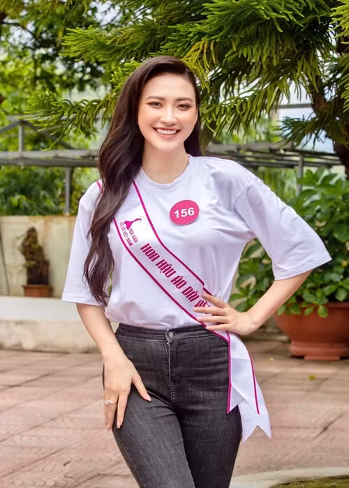 Trên trang cá nhân Facebook, Yến Ly chia sẻ, cô theo học quản lý văn hóa tại trường Cao đẳng Nghệ thuật Hà Nội. Ảnh: FBNV