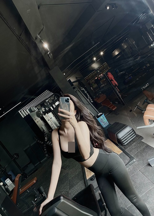 Yến Ly từng chia sẻ trên Saostar, để có được một hình thể với những đường cong hoàn hảo, cô luôn đặt ra cho mình những nguyên tắc tập luyện và ăn uống khoa học, nghiêm khắc. Ảnh: FBNV