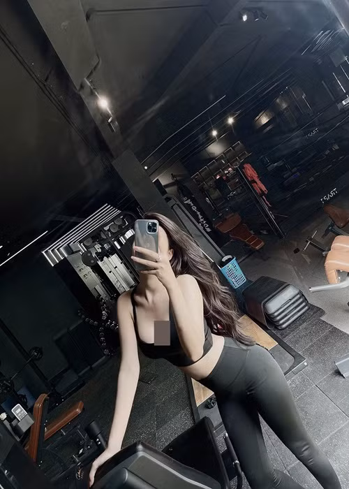 Yến Ly từng chia sẻ trên Saostar, để có được một hình thể với những đường cong hoàn hảo, cô luôn đặt ra cho mình những nguyên tắc tập luyện và ăn uống khoa học, nghiêm khắc. Ảnh: FBNV