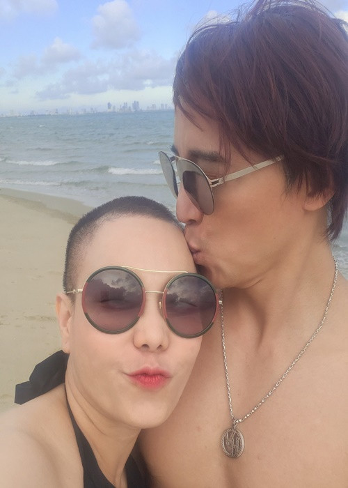 Việt Hương khoe ảnh được ông xã hôn khi đi tắm biển.