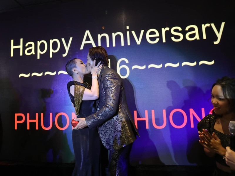 Vợ chồng Việt Hương khóa môi nhau đắm đuối trong bữa tiệc kỷ niệm. Ảnh: Yeah1