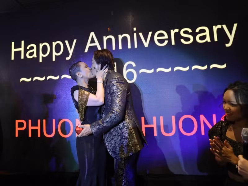 Vợ chồng Việt Hương khóa môi nhau đắm đuối trong bữa tiệc kỷ niệm. Ảnh: Yeah1