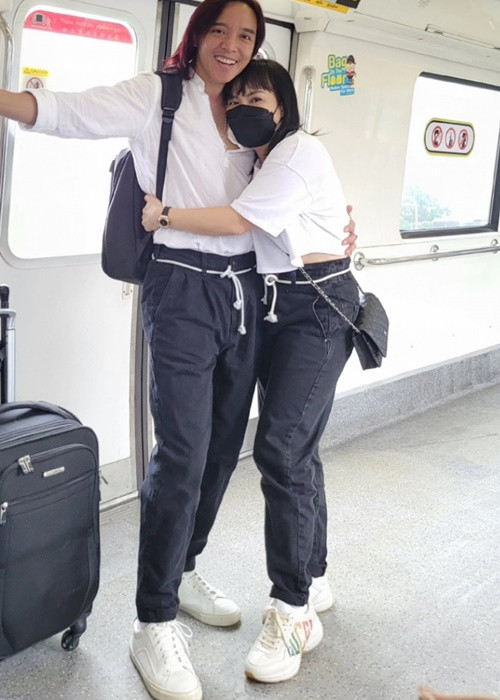 Dù kết hôn đã được 16 năm, có một cô con gái chung, Việt Hương - Hoài Phương vẫn tình tứ như ngày mới yêu. Ảnh: FBNV