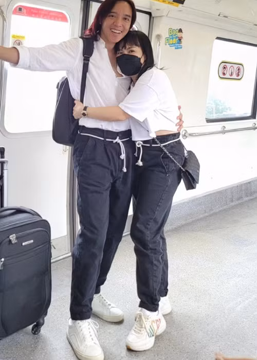 Dù kết hôn đã được 16 năm, có một cô con gái chung, Việt Hương - Hoài Phương vẫn tình tứ như ngày mới yêu. Ảnh: FBNV