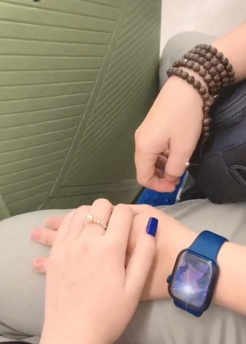 Thiện Nhân khoe nắm tay người yêu trong chuyến đi.