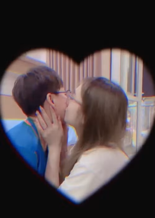 Ở tuổi 20, quán quân Giọng hát Việt nhí 2014 có những ngã rẽ trong sự nghiệp và tình duyên đầy bất ngờ. Trước đó, Thiện Nhân chỉ chuyên tâm học hành, ca hát và kín tiếng về chuyện tình cảm.