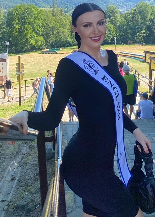 Kate có kinh nghiệm thi nhan sắc dày dặn. Người đẹp từng giành ngôi vị "Hoa hậu Nước" tại Miss Earth England 2018, vào chung kết Miss England 2021. Ảnh: FBNV