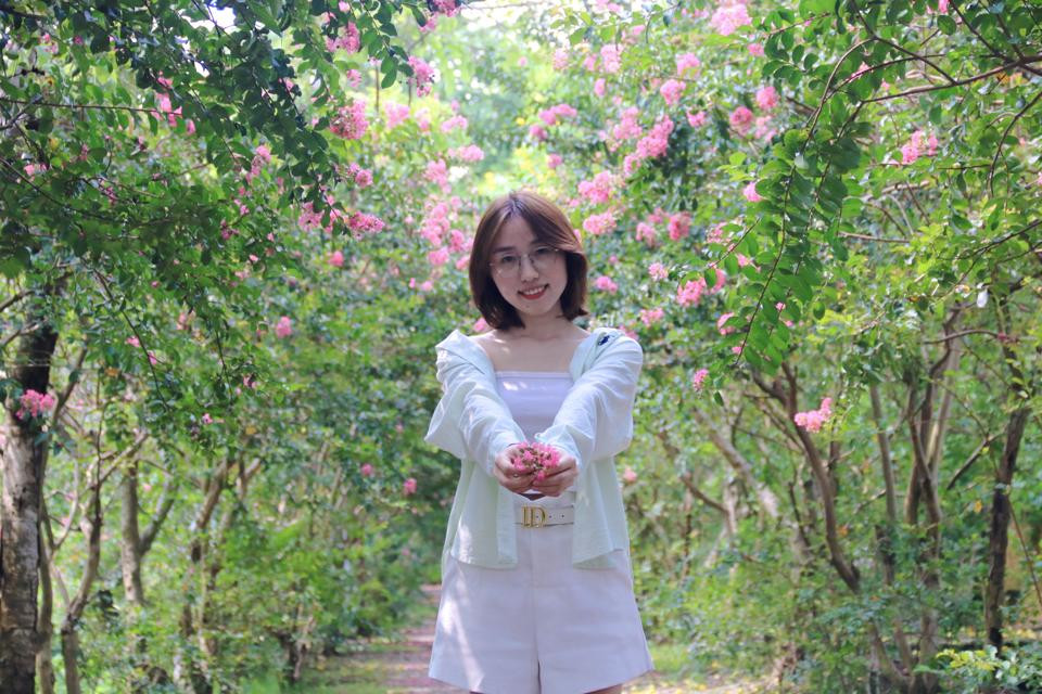 Được tạo nên bởi 100 gốc tường vi có tuổi đời từ 13 - 15 năm tuổi, con đường hoa này khiến bất cứ ai có dịp đặt chân đến đều không nỡ rời đi.