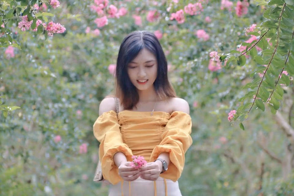 Mang vẻ đẹp dịu dàng, thanh cao, hoa tường vi được các cô gái trẻ đặc biệt yêu thích. Con đường hoa này đang dần trở thành điểm đến lý tưởng cho những người yêu hoa và muốn lưu lại những bức hình đẹp cùng loài hoa mỏng manh này.