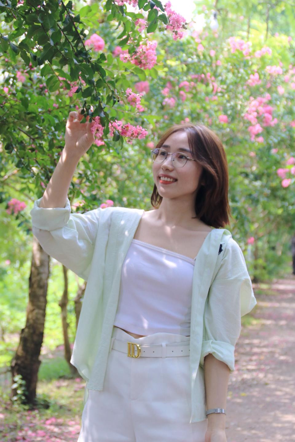 Đến chụp ảnh tại con đường hoa này, du khách còn có thể sử dụng đa dạng các dịch vụ như: Cho thuê trang phục, đạo cụ và phương tiện di chuyển với giá dao động từ 20.000-50.000 đồng. Thậm chí, địa điểm này còn có sẵn các nhiếp ảnh gia, nếu du khách có nhu cầu thuê chụp.