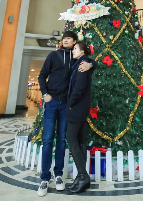 Vợ chồng Quý Bình yêu thương, chiều chuộng nhau như ngày mới yêu.