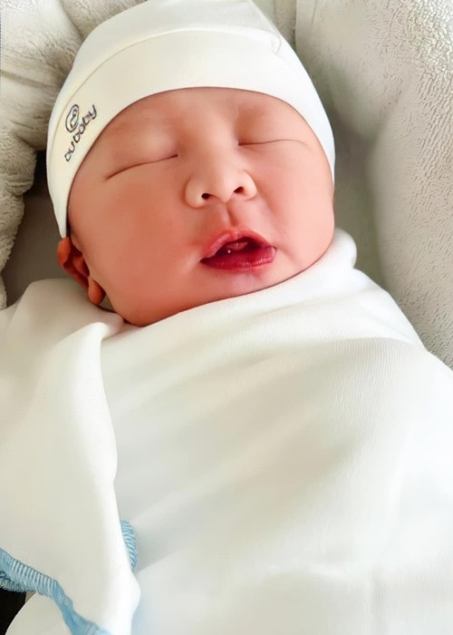 Nhóc tì thứ hai nhà Tuấn Tú có diện mạo vô cùng đáng yêu.