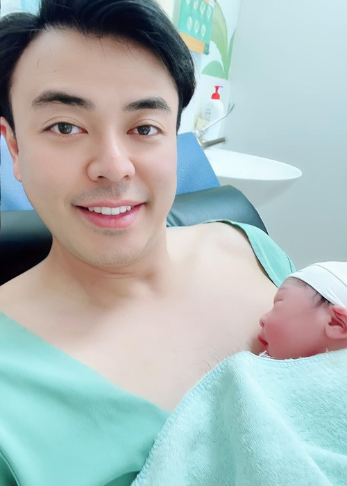 Nam MC hạnh phúc chia sẻ: “Không có lời nào để diễn tả được niềm vui sướng của mình lúc này ạ! Cảm ơn con yêu đã đến với cuộc đời của bố mẹ. Cảm ơn vợ yêu đã mang nặng đẻ đau để cả gia đình mình có được niềm hạnh phúc lớn này. Chúc mừng Kỳ Nam đã có em nhé. Bố yêu ba mẹ con nhiều lắm".