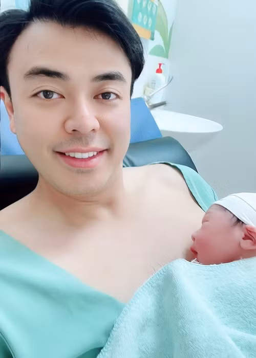 Nam MC hạnh phúc chia sẻ: “Không có lời nào để diễn tả được niềm vui sướng của mình lúc này ạ! Cảm ơn con yêu đã đến với cuộc đời của bố mẹ. Cảm ơn vợ yêu đã mang nặng đẻ đau để cả gia đình mình có được niềm hạnh phúc lớn này. Chúc mừng Kỳ Nam đã có em nhé. Bố yêu ba mẹ con nhiều lắm".