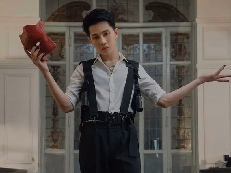 Vì lùm xùm đời tư, Jack bị nhiều cư dân mạng phản đối, tẩy chay khi tham gia Running Man Vietnam. Đến tập 5 chương trình, không có sự xuất hiện của nam ca sĩ. Ngoài Running Man, Jack không xuất hiện trong chương trình, sự kiện giải trí nào. Mãi đến mới đây, Jack tung MV mới mang tên “Ngôi sao cô đơn”. Ảnh: Zing