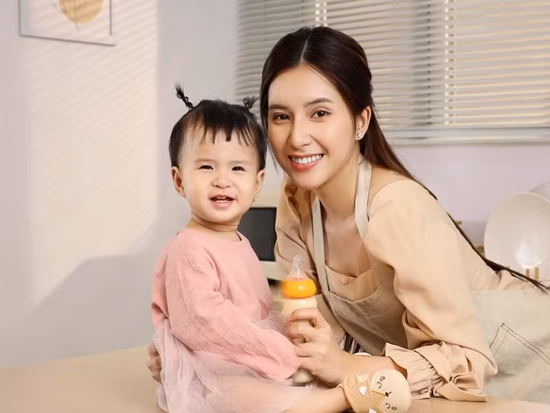 Sự tái xuất gây ồn ào của Jack khiến nhiều người tò mò cuộc sống của Thiên An và bé Sol trong 1 năm qua. Ảnh: FBNV