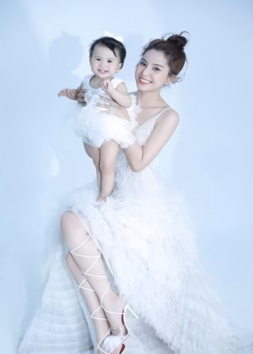 Tình cũ của Jack vẫn một mình nuôi con gái. Theo hot girl, Jack chu cấp cho bé Sol mỗi tháng 5 triệu. Ảnh: FBNV