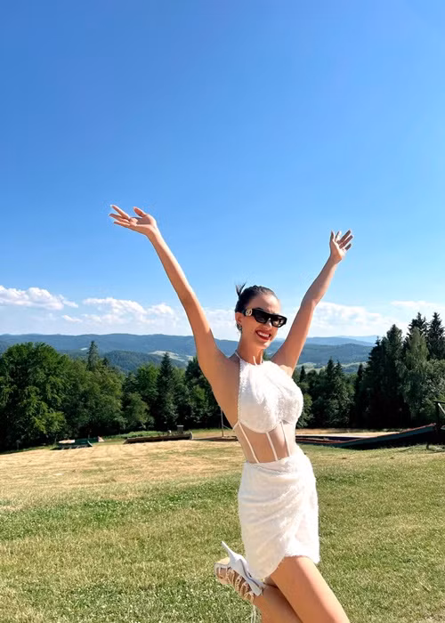 Nàng hậu vui vẻ khi đặt chân trên núi. Ảnh: Miss Supranational -Vietnam