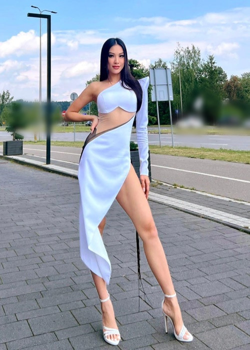 Tham gia một hoạt động vừa diễn ra, Kim Duyên mặc gợi cảm. Cô lựa chọn chiếc váy trắng xẻ tà cao, lệch vai. Ảnh: FBNV