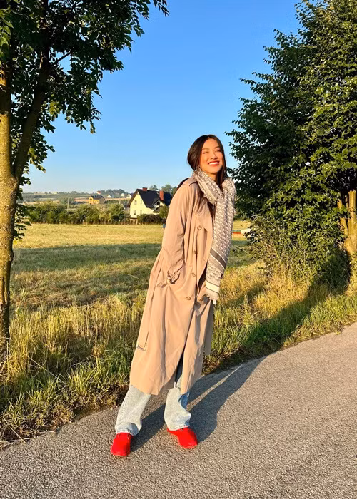 Gần đây, ở phần thi Supra Chat tại cuộc thi Miss Supranational 2022 - Hoa hậu Siêu quốc gia 2022, Á hậu Kim Duyên mắc lỗi. Cụ thể, khi được MC hỏi về nhân vật yêu thích nhất trong phim hoạt hình Disney, người đẹp trả lời: “Tôi thích Doraemon, bạn biết chứ. Đó là một nhân vật đến từ Nhật Bản”. Câu trả lời nhanh chóng gây tranh cãi. Không ít người cho rằng Kim Duyên trả lời ngô nghê, thiếu sự hiểu biết. Giữa ồn ào, á hậu lên tiếng xin lỗi khán giả. Cô phân trần vì không nghe rõ câu hỏi nên trả lời sai. Mới đây, Kim Duyên vui vẻ lộ diện sau lùm xùm. Ảnh: FBNV