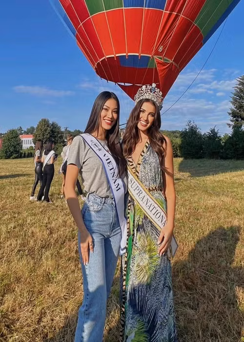 Kim Duyên tự tin đọ sắc cùng đương kim Hoa hậu Siêu quốc gia. Ảnh: FBNV