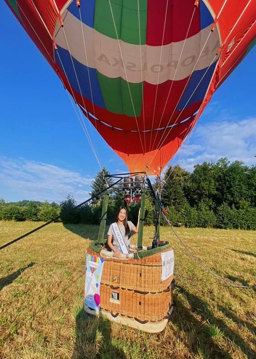 Đại diện Việt Nam giữ được vẻ rạng rỡ tham gia hoạt động. Ảnh: FBNV