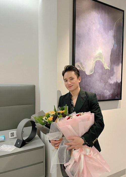 Mỗi dịp lễ, kỷ niệm, Phan Mạnh Quỳnh tặng hoa, quà cho Khánh Vy.