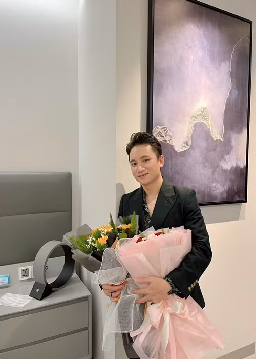 Mỗi dịp lễ, kỷ niệm, Phan Mạnh Quỳnh tặng hoa, quà cho Khánh Vy.