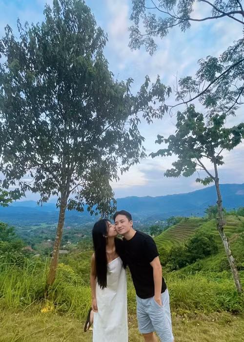 Sau lễ cưới, trong nhiều tháng, vợ chồng Phan Mạnh Quỳnh từ TP HCM về sống ở thành phố Nha Trang. Cặp đôi nấu ăn, dọn dẹp nhà cửa. Khi chồng sáng tác nhạc, Khánh Vy tranh thủ trồng các loại rau ngoài ban công của căn hộ.