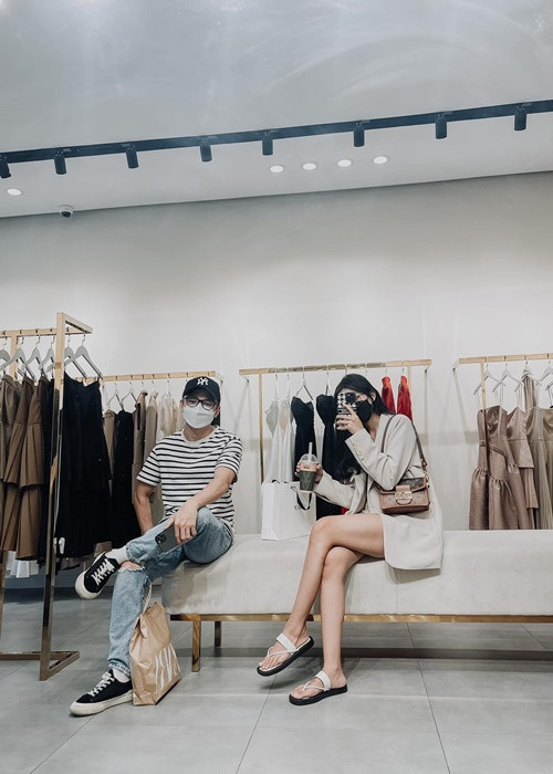 Hình ảnh nam nhạc sĩ đưa vợ hot girl đi mua sắm.