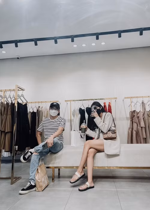 Hình ảnh nam nhạc sĩ đưa vợ hot girl đi mua sắm.