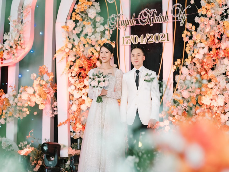 Bà xã của Phan Mạnh Quỳnh sinh năm 1994, đến từ Nha Trang. Cô từng theo học chuyên ngành mầm non, trường Cao đẳng Sư phạm Trung ương 2 Nha Trang.