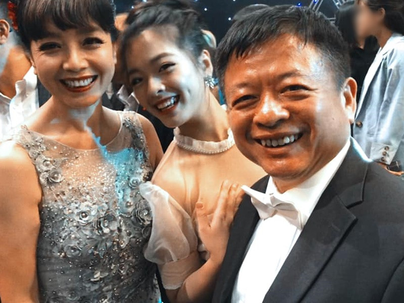 Giống con trai của Cát Phượng, Hồng Khanh - con gái của diễn viên Chiều Xuân - nhạc sĩ Đỗ Hồng Quân cũng đang chuẩn bị cho kỳ thi tốt nghiệp THPT Quốc gia 2022.