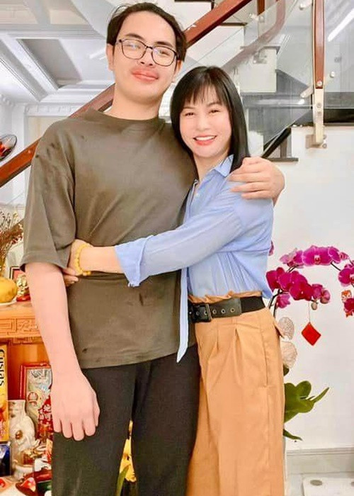 Theo Ngôi sao, Cát Phượng từng muốn con trai sang Mỹ du học nhưng Thiên Minh từ chối.